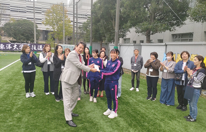 女子サッカー部　激励金贈呈